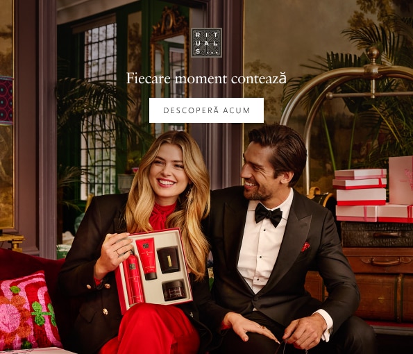 Set cadou Rituals prezentat într-un decor elegant, cu produse cosmetice premium și ambalaje festive.